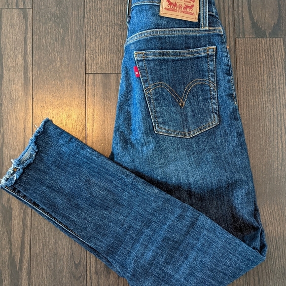 Levi Dark Wash Wedgie Skinny - Picture 2 of 7